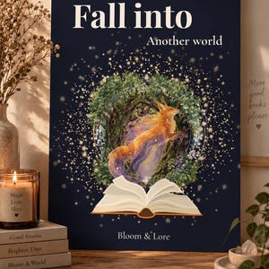 Könnte beinhalten: Ein rechteckiger Wandkunstdruck mit dunkelblauem Hintergrund, der oben den Text Fall into Another world und unten Bloom & Lore zeigt. In der Mitte ist ein offenes Buch mit einem leuchtenden Fuchs abgebildet, der aus einem Waldmotiv springt.