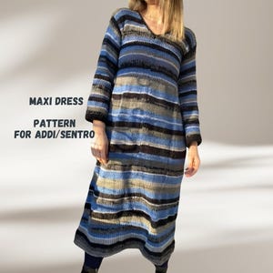 Könnte beinhalten: Ein blaues und graues gestreiftes Maxikleid mit V-Ausschnitt. Das Kleid ist gestrickt und hat eine lockere Passform. "Maxi Dress Pattern for Addi/Sentro" steht in schwarzer Schrift auf weißem Hintergrund.