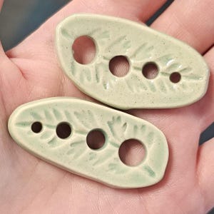 Handgjord keramisk örtborttagare med bladavtryck – köksverktyg Pastel Green