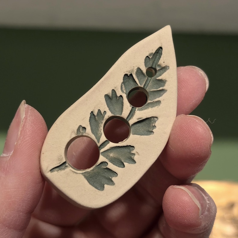 Handgjord keramisk örtborttagare med bladavtryck – köksverktyg green leaf (matte)