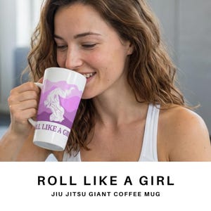 Puede incluir: Una taza de cerámica blanca con un asa negra y el texto "But First, Coffee" en negrita negra. La taza se encuentra sobre un fondo borroso, sugiriendo un ambiente acogedor.