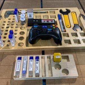 これは、ビット、レンチ、キャリパー、鉛筆などのための切り抜きポケットを備えた CNC ビットおよびツール トレイ用の CarveCo Maker CNC ファイルです。