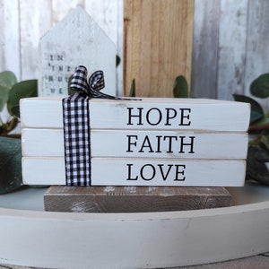 Μίνι στοίβες βιβλίων/Δίσκοι με επίπεδα/Farmhouse wood book stack/Hope,faith,love/ book bundle/ tiered tray decor/ home decor