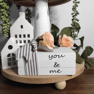 Μίνι στοίβες βιβλίων/Δίσκοι με επίπεδα/Farmhouse wood book stack/You & Me/ book bundle/ tiered tray decor/ home decor/valentines day