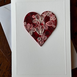 Grande coração de casamento ~ aniversário ~ aniversário ~ cartão de dia das mães, coração vermelho feito à mão com penas, arte em papel de pena