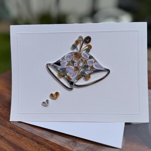 Cartão de felicitações de casamento ou aniversário ~ Sinos de casamento ~ Feito à mão ~ Arte em papel quilling