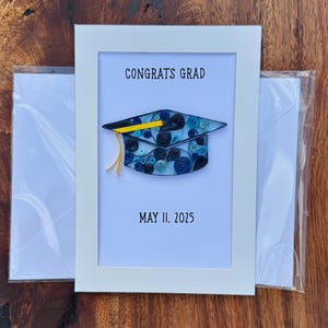 Regalo o tarjeta de birrete de graduación personalizado ~ Hecho a mano ~ Arte en papel filigranado ~ ¡Elija una fecha, un texto y un nombre!