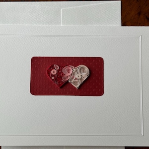 Aniversário ~ Casamento ~ Cartão de felicitações de aniversário com coração vermelho com penas, feito à mão, arte em papel de pena