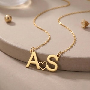 Op de afbeelding: Een witte keramische mok met een zwart handvat en de tekst "But First, Coffee" in een zwarte, handgeschreven lettertype. De mok staat op een wit oppervlak.