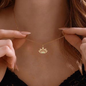 Collar de loto dorado con piedra natal – Colgante minimalista de flor de loto, delicada joyería de yoga, regalo significativo para ella, collar espiritual