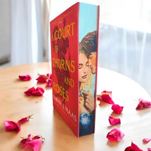 Un libro da colorare con bordo anteriore di una corte di spine e rose, libro tascabile ACOTAR con bordi dipinti a mano, libro in edizione speciale, amanti dei libri fantasy