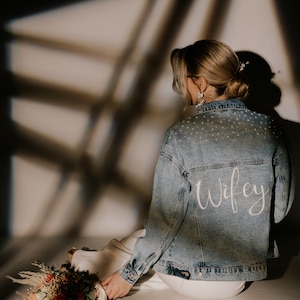 Kurtka jeansowa Custom Bride z perłami, Kurtka jeansowa Mrs, Personalizowana kurtka jeansowa, Prezent zaręczynowy dla przyszłej panny młodej, Kurtka jeansowa na wesele