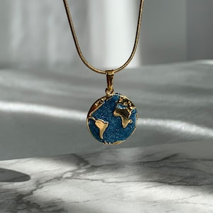 Welt Halskette, vergoldete Erde Anhänger, Reise Geschenk für sie, Fernweh Schmuck, Einzigartige Weltkarte Halskette, Reise Geschenk, Erde Halskette