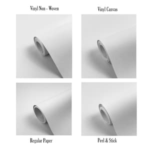 K&ouml;nnte beinhalten: Vier Rollen wei&szlig;es Papier werden gezeigt, jede mit einer anderen Materialart beschriftet: Vinyl Non-Woven, Vinyl Canvas, Normalpapier und Peel & Stick. Die Rollen sind teilweise abgerollt und zeigen die Textur und das Aussehen jedes Materials.