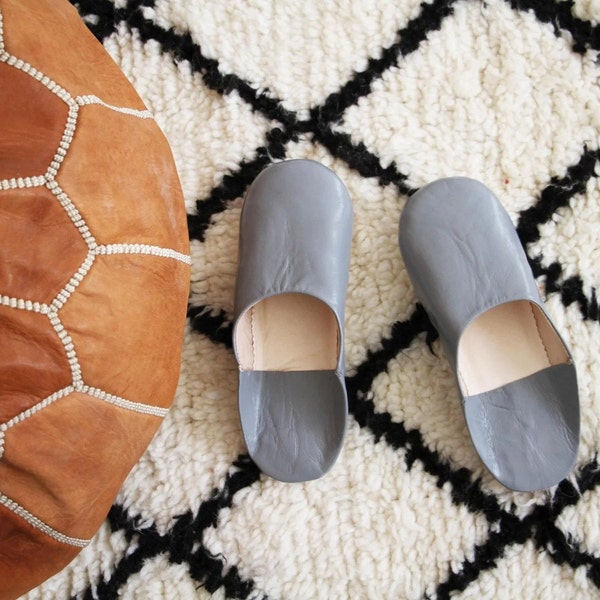 Babouches Marocaines en Cuir Naturel, Babouche pour Femmes Fait Main à Partir de Cuir Souple et Teintée Avec des Couleurs Naturelles