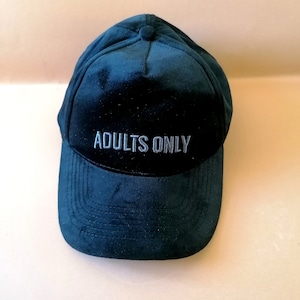 Originele houtskoolzwarte fluwelen petmuts van Pull & Bear Adult Only met logo