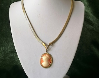 Vintage Gold Plated Hand Carved Genuine Shell Cameo Pendant Lariat Necklace
