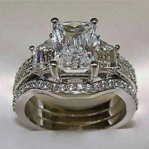 3ct Radiant Cut Lab Created Diamond Tre Stone Ring Set, 925 Sterling Silver Trio Förlovnings-/Bröllopsring Set