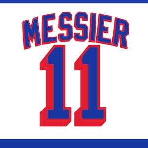 Puede incluir: Una camiseta de hockey blanca con rayas azules y rojas. La camiseta tiene el nombre "MESSIER" y el número "11" en azul con contornos rojos.