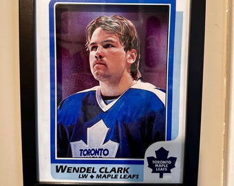 Caja de exhibición de la tarjeta de novato de Wendel Clark: Arte de hockey de los Toronto Maple Leafs