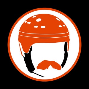 Könnte beinhalten: Eine weiße Silhouette einer Person, die einen orangefarbenen Helm mit schwarzem Bart und Schnurrbart trägt. Der Helm hat eine abgerundete Oberseite und ein weißes Band um den unteren Rand.