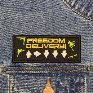 Toppa ricamata "Freedom Delivery". Toppa ispirata al mondo dei videogiochi. Retro termoadesivo.