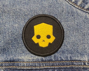 Geborduurde patch duiker schedel. Op games geïnspireerde patches. Opstrijkbare achterkant.