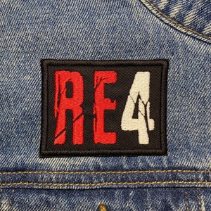 Puede incluir: Un parche bordado negro y rojo con el texto "RE4" en una chaqueta vaquera.