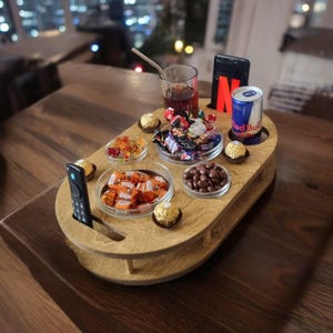 Couchbar aus Holz personalisiert | Snacktablett mit 4 Glasschalen, Handyhalter & Getränkehalter Couch Tablett für Filmabend, Sofa Organizer