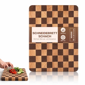 Puede incluir: Una tabla de cortar rectangular de madera con un patrón de cuadros marrón oscuro y claro. Una banda de papel envuelve el centro con el texto SCHNEIDEBRETT SCHACH, Stirnholz Walnuss- und Heveaholz, y las dimensiones 40 x 30 x 3 cm.