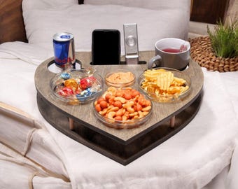 Heart-shaped coffee bar in grey with 4 glass bowls | Customizable | Coffee cup snack bar | Handmade | Wood | Wine glass butler on the sofa