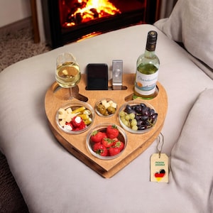 Couchbar Herz mit 4 Glasschalen in Eiche | Sofabutler | personalisierte Geschenke | handgefertigt | Snackbar für Kaffeetassen und Weingläser
