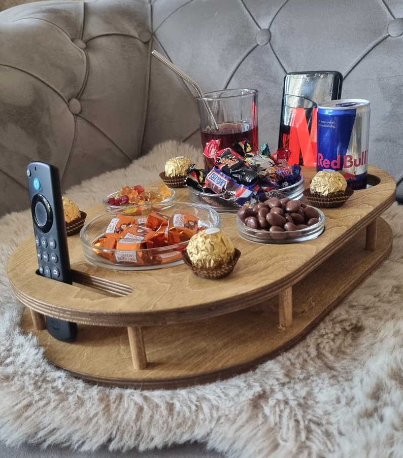 handgefertigte Couchbar aus Holz mit 4 Glasschalen einizgartige Snackbar personalisierbar Camping Tablett zdjęcie 2