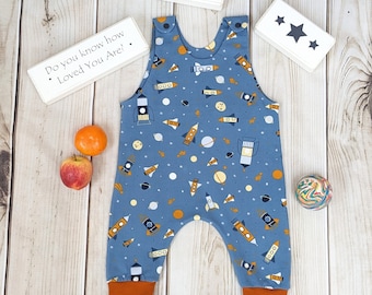 Handgemaakte Space Rocket Romper werkbroeken, zachte katoenen rompertje, blauwe ruimte thema alles in één, nieuwe babyjongen rompertje cadeau, schouder snaps