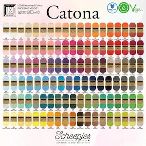 Può includere: Un'esposizione di filato Catona di peso fingering in vari colori. L'immagine mostra diversi gomitoli di filato, ciascuno con un'etichetta che indica il nome e il numero del colore. Il filato è 100% cotone mercerizzato, sicuro per bambini, riciclato e vegano.
