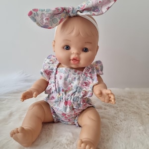 Doll romper + matching headband – Several models to choose from (flowers or strawberries) – Handmade for 34 cm Gordi doll