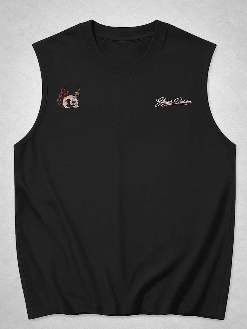 Op de afbeelding: Zwart mouwloos shirt met een schedel- en dolk-afbeelding op de linkerbovenkant. De schedel is omgeven door vlammen. De tekst "Slayer Division" is in cursieve letters op de rechterbovenkant gedrukt.