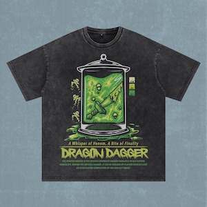 Może przedstawiać: Ciemnoszary t-shirt z krótkim rękawem z grafiką sztyletu zanurzonego w słoiku z zielonym płynem. Tekst głosi: A Whisper of Venom, A Bite of Finality, DRAGON DAGGER oraz zawiera szczegóły dotyczące statystyk sztyletu w grze Old School RuneScape.