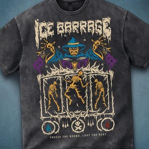 Può includere: Una t-shirt grigio antracite con una stampa grafica che riporta il testo "ICE BARRAGE" in alto e "FREEZE THE NOOBS, LOOT THE REST." in basso. Il disegno raffigura un mago in tunica blu che lancia un incantesimo su tre scheletri intrappolati.