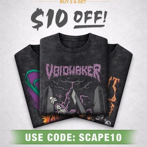 Op de afbeelding: Drie zwarte grafische t-shirts worden getoond, met ontwerpen met schedels, bliksem en de tekst "VOIDWAKER". De afbeelding bevat de tekst "BUILD YOUR SET", "KOOP 2 & KRIJG $10 KORTING!" en "GEBRUIK CODE: SCAPE10."