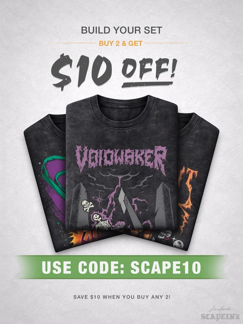 Op de afbeelding: Drie zwarte grafische t-shirts worden getoond, met ontwerpen met schedels, bliksem en de tekst "VOIDWAKER". De afbeelding bevat de tekst "BUILD YOUR SET", "KOOP 2 & KRIJG $10 KORTING!" en "GEBRUIK CODE: SCAPE10."