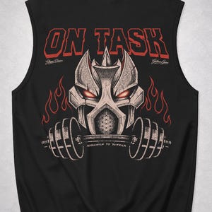 Op de afbeelding: Zwart mouwloos shirt met een grafisch ontwerp. Het ontwerp toont een gestileerde robothoofd met rode ogen die een halter vasthoudt, met vlammen en de tekst "ON TASK" in het rood. Onder de halter staat de tekst "ASSIGNED TO SUFFER".