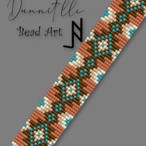 Könnte beinhalten: Ein Armband aus Perlen mit einem geometrischen Muster in Braun-, Beige- und Türkistönen. Das Armband ist aus Perlen gefertigt und hat ein schlichtes, modernes Design.