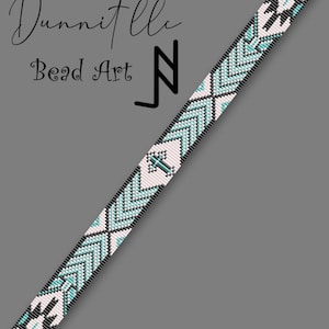 Könnte beinhalten: Ein Armband aus Perlen mit einem geometrischen Muster in Schwarz, Weiß und Türkis. Das Armband ist aus Perlen gefertigt und weist ein sich wiederholendes Muster aus Dreiecken und Quadraten auf. Der Text "Dumnit llc Bead Art" ist in der oberen linken Ecke des Bildes sichtbar.