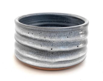 RECIPIENTE PARA PERROS DE GRES N.° 29: Plato de cerámica hecho a mano para perros exigentes.