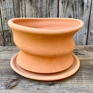 RODE KLEI PLANTER #53. Een grote, handgemaakte pot en schotel. Op een wiel gegooid studioaardewerk