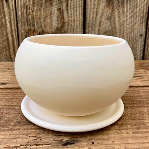 VIT BLOMKRUKA #58. Hjuldragen lerkruka. Unik i sitt slag.