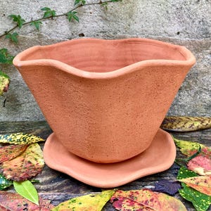 Geriffelter Terrakotta-Pflanztopf Nr. 10. Keramiktopf für Zimmerpflanzen. Für drinnen und draußen geeignet.