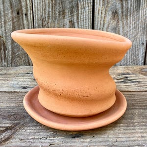 VASO IN TERRACOTTA N. 56. Vaso in argilla modellato al tornio. Pezzo unico di ceramica artigianale.