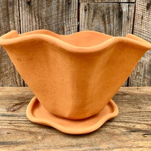VASO IN TERRACOTTA N. 97. Grande vaso da fiori scanalato con sottovaso. Studio Pottery.